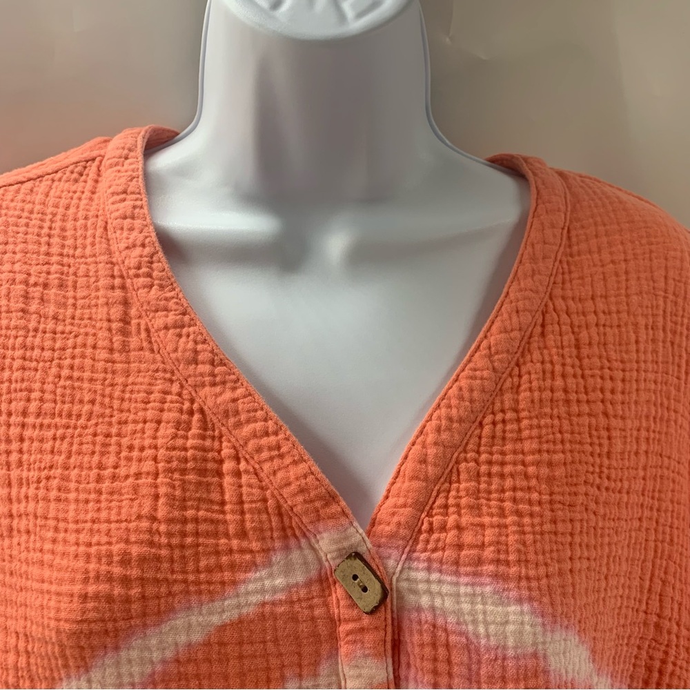 ****SOLD***Ali Miles Coral Tie Dye Textured Top with ruched sleeves size PM - Picture 3 of 6